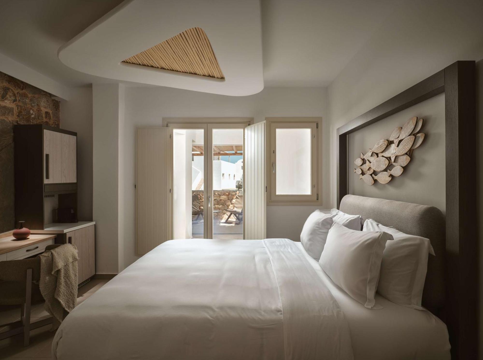 Sea Breeze Santorini Beach Resort, Curio By Hilton Agios Georgios  Exterior foto