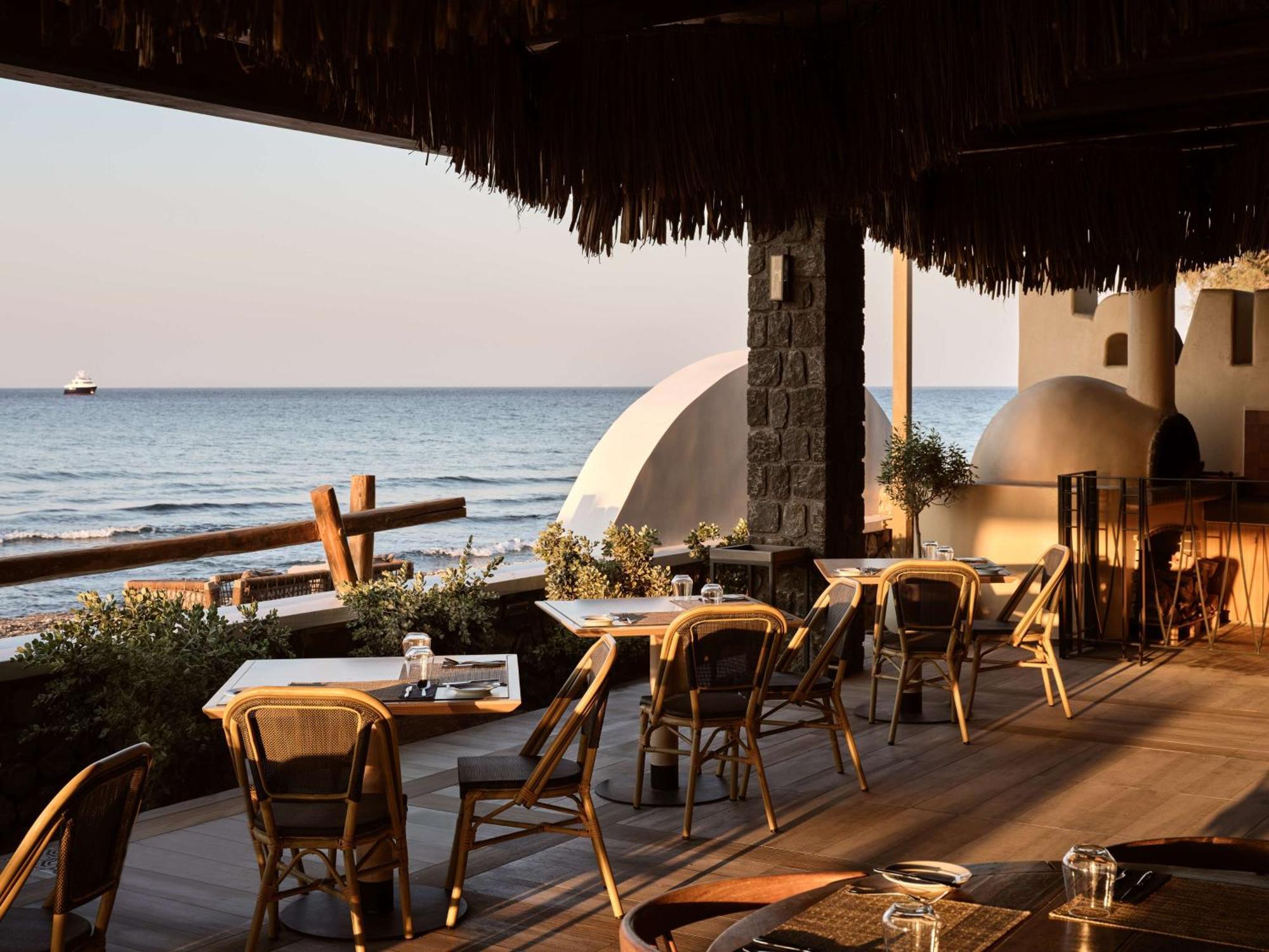 Sea Breeze Santorini Beach Resort, Curio By Hilton Agios Georgios  Exterior foto
