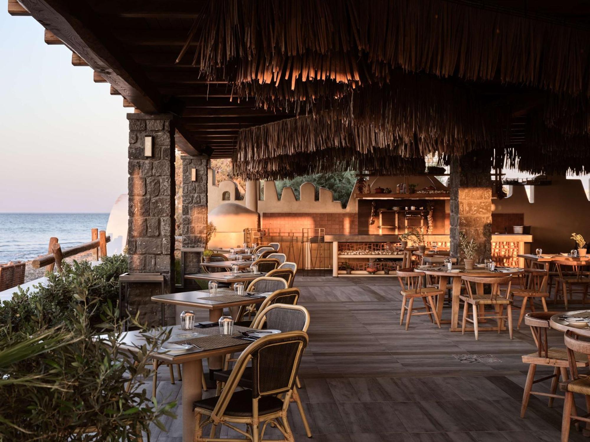 Sea Breeze Santorini Beach Resort, Curio By Hilton Agios Georgios  Exterior foto